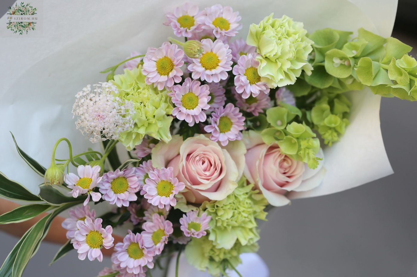 Blumenlieferung nach Budapest - Sommerlicher grün-rosa Strauß mit Nelken, Santini, Rosen und kleinen Blüten (12 Stiele)