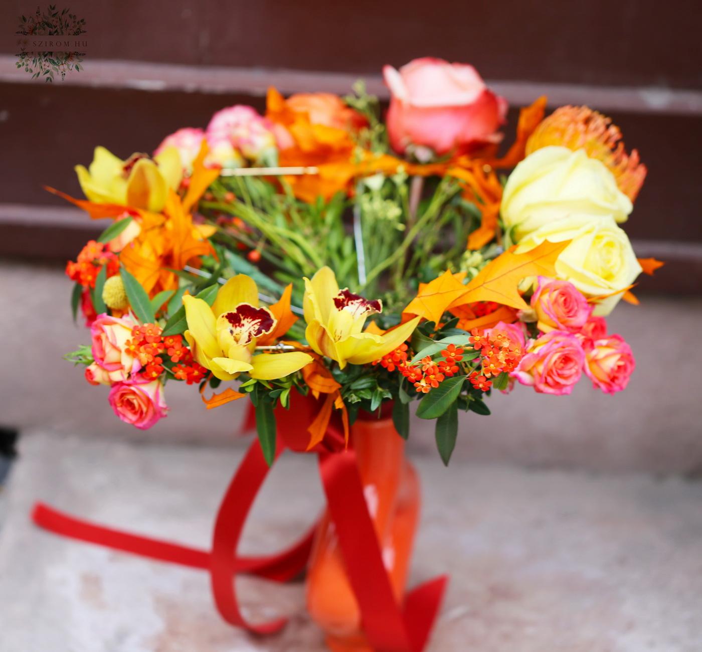 Blumenlieferung nach Budapest - Herbststrauß für Würfelköpfe, mit quadratischer Vase