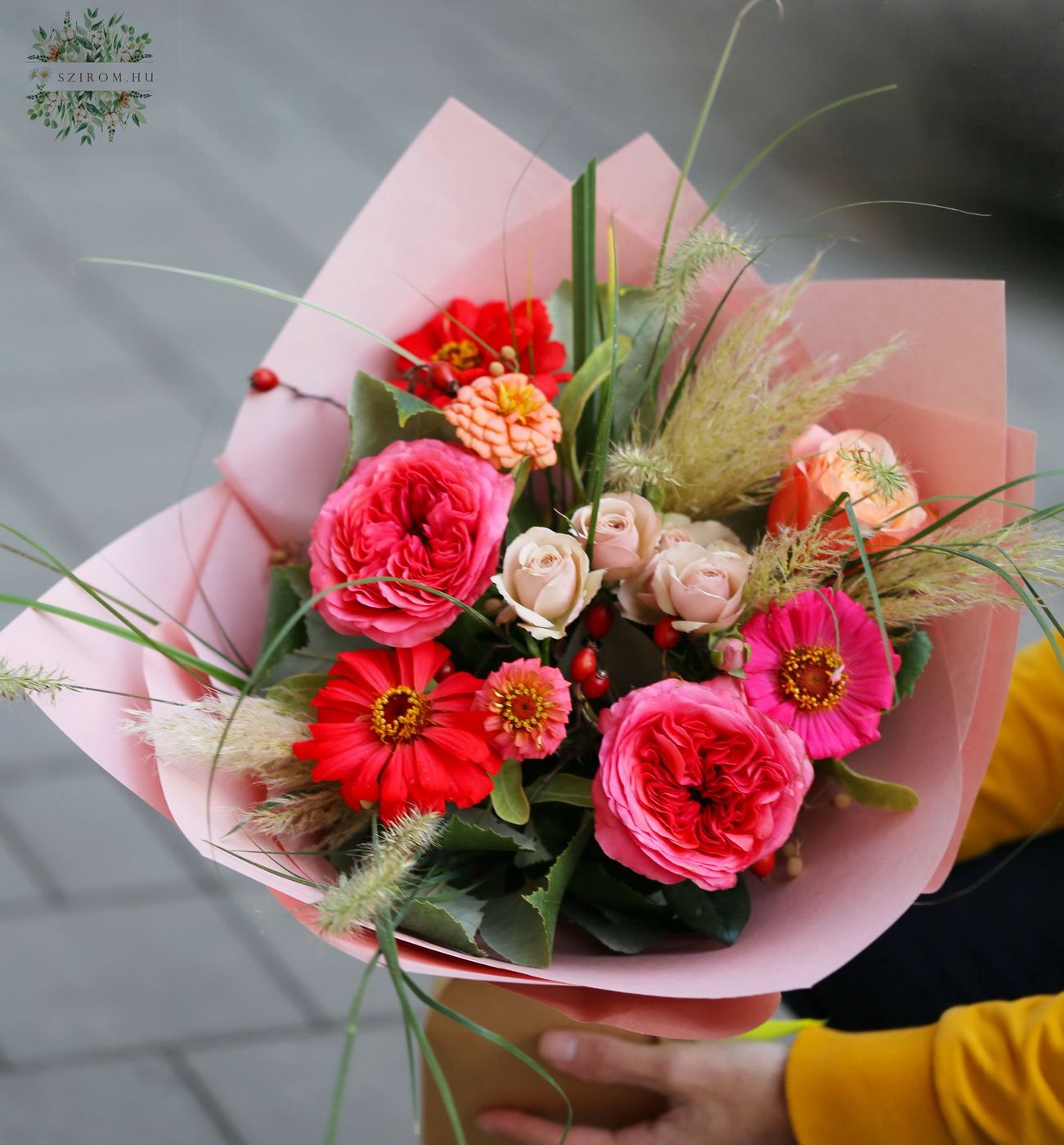 Blumenlieferung nach Budapest - Herbststrauß mit Zinnia, Englische Rosen, Hagebutte (9 Stiele)