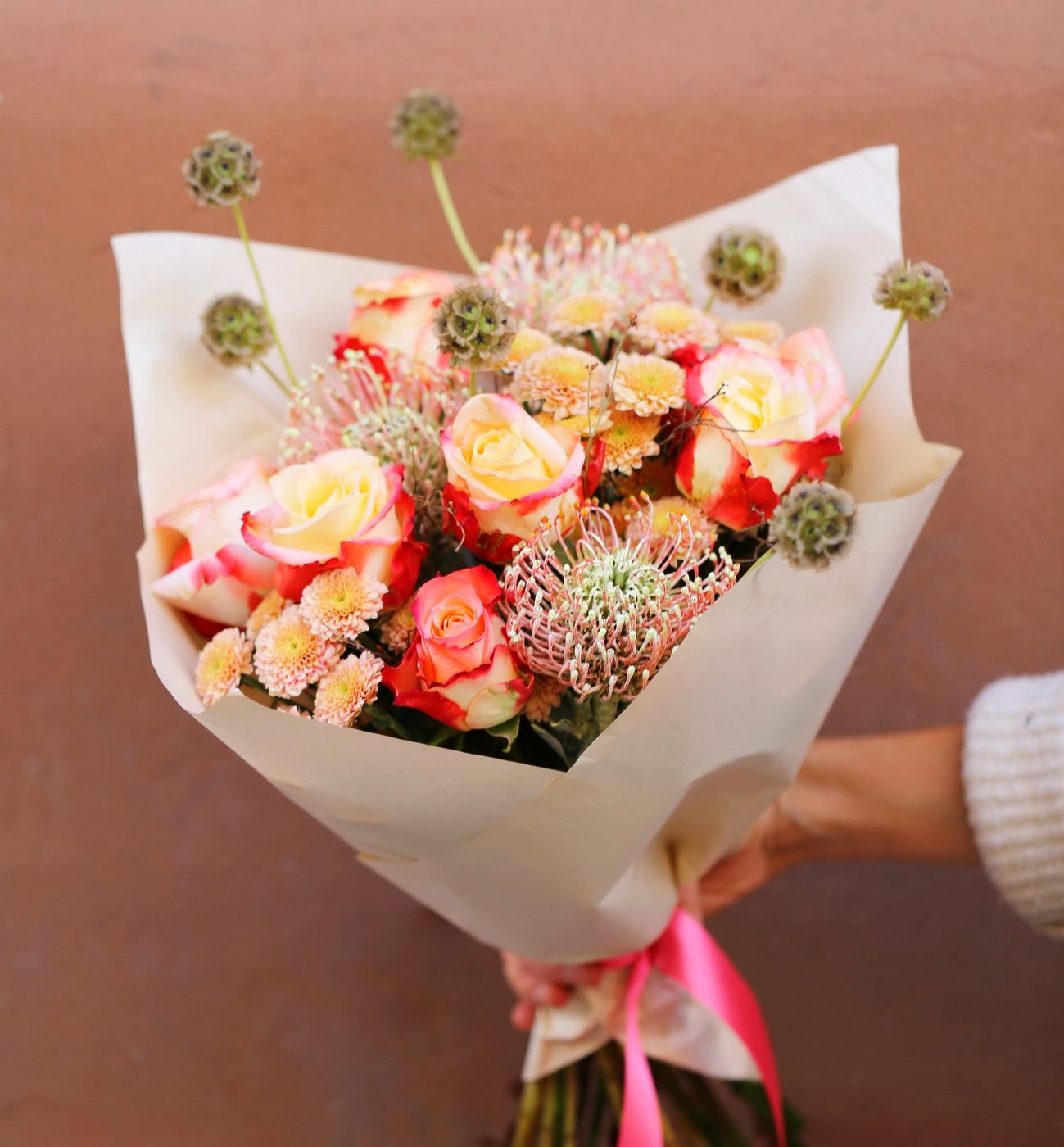 Blumenlieferung nach Budapest - Pastellfarbener Herbstrosenstrauß mit Nadelkissen-Protea und Kugel-Skabiosa (20 Stiele)