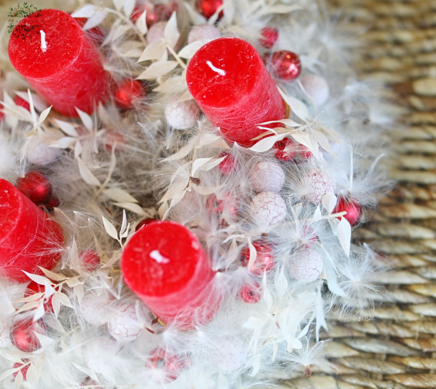 Blumenlieferung nach Budapest - Flauschiger Adventskranz mit roten Kerzen (30 cm)