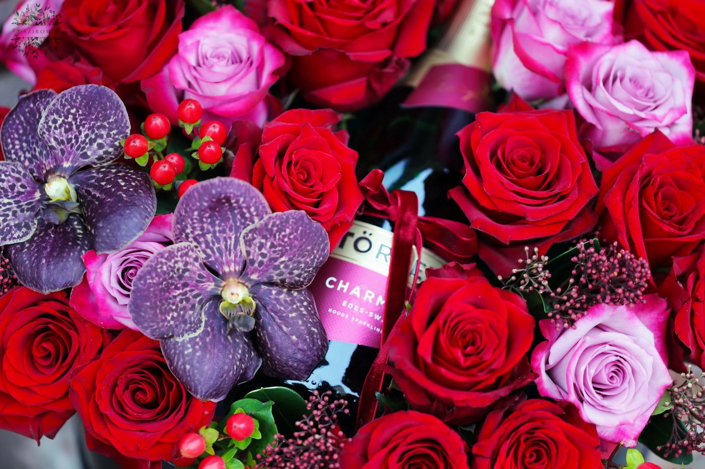 flower delivery Budapest - Romantic red champagne rose box with orchid (27 roses, 2 orchids, small flowers)