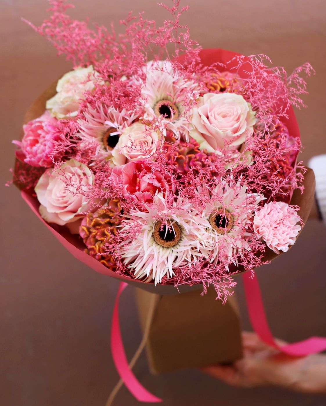 Blumenlieferung nach Budapest - Rustikaler rosafarbener Strauß mit Rosen und Gerbera (19 Stiele)