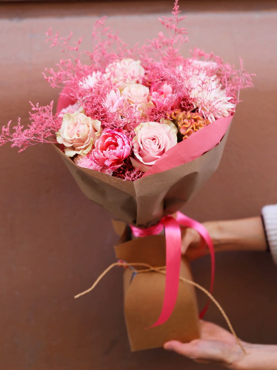 Blumenlieferung nach Budapest - Rustikaler rosafarbener Strauß mit Rosen und Gerbera (19 Stiele)