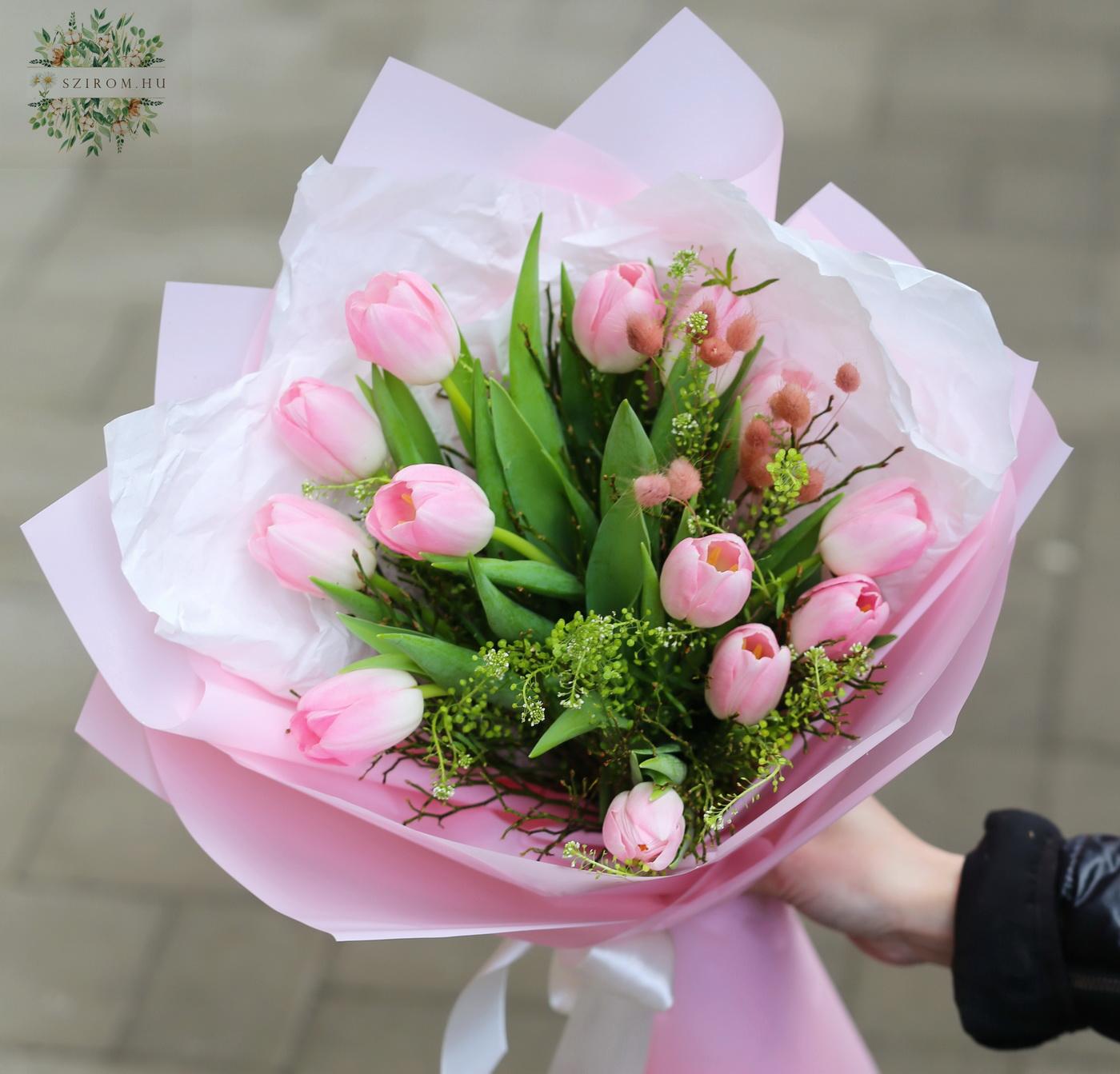 Blumenlieferung nach Budapest - Rosa Tulpen mit Hasenohren und flauschigem Papier (13 Stiele)