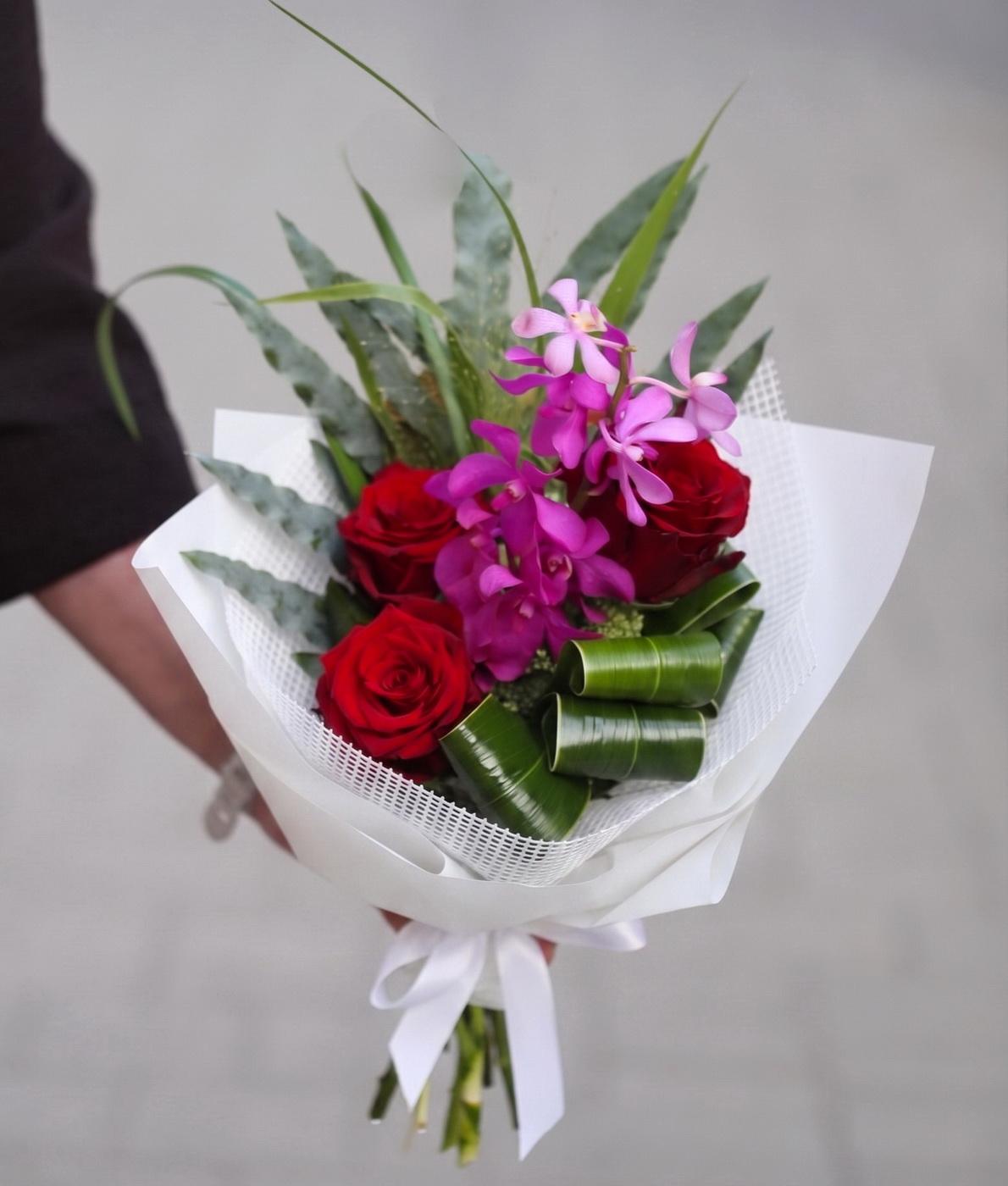 flower delivery Budapest - Small red rose bouquet with mokara orchid