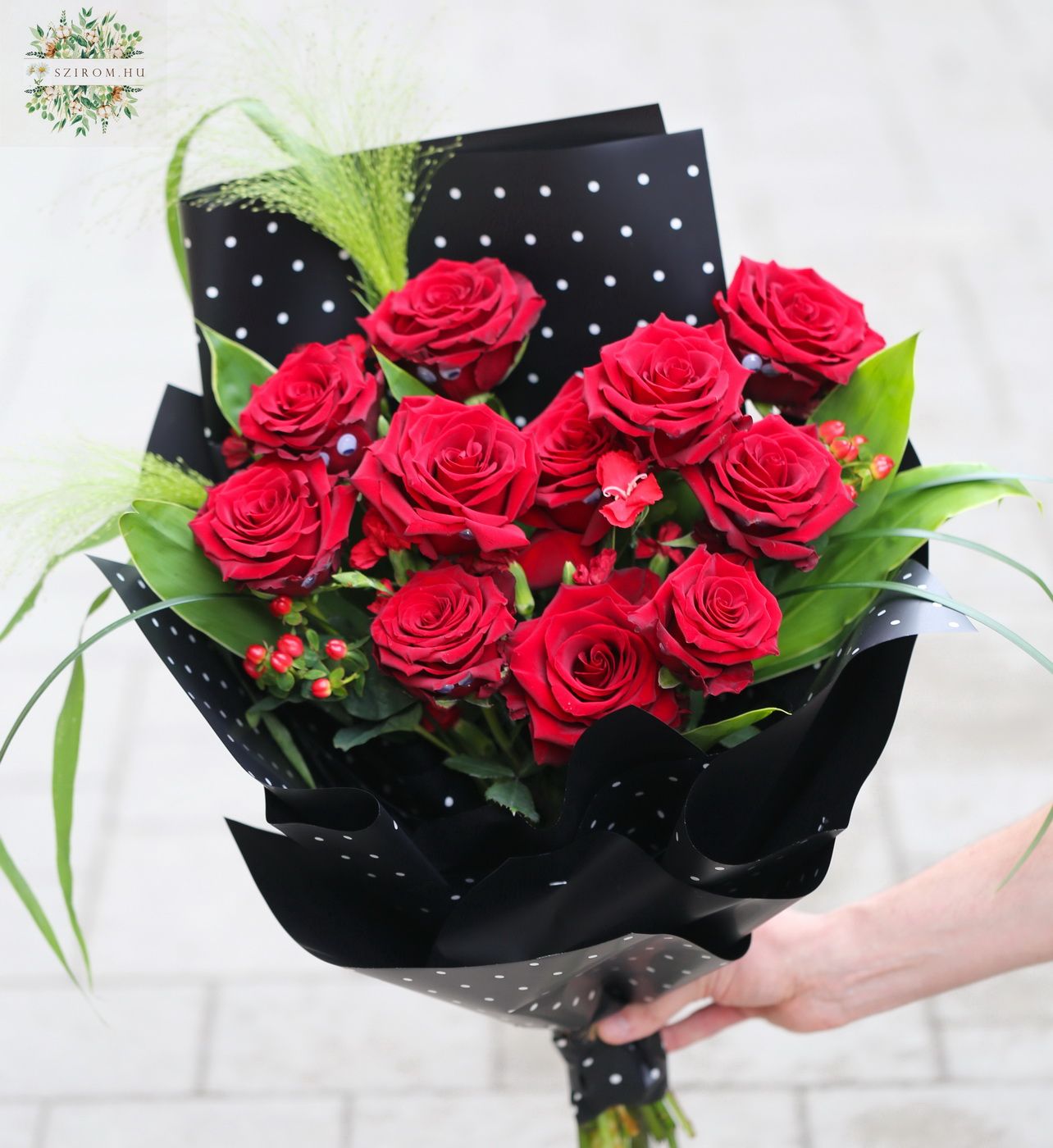 flower delivery Budapest - staring red roses ;) (11 roses + small flowers)