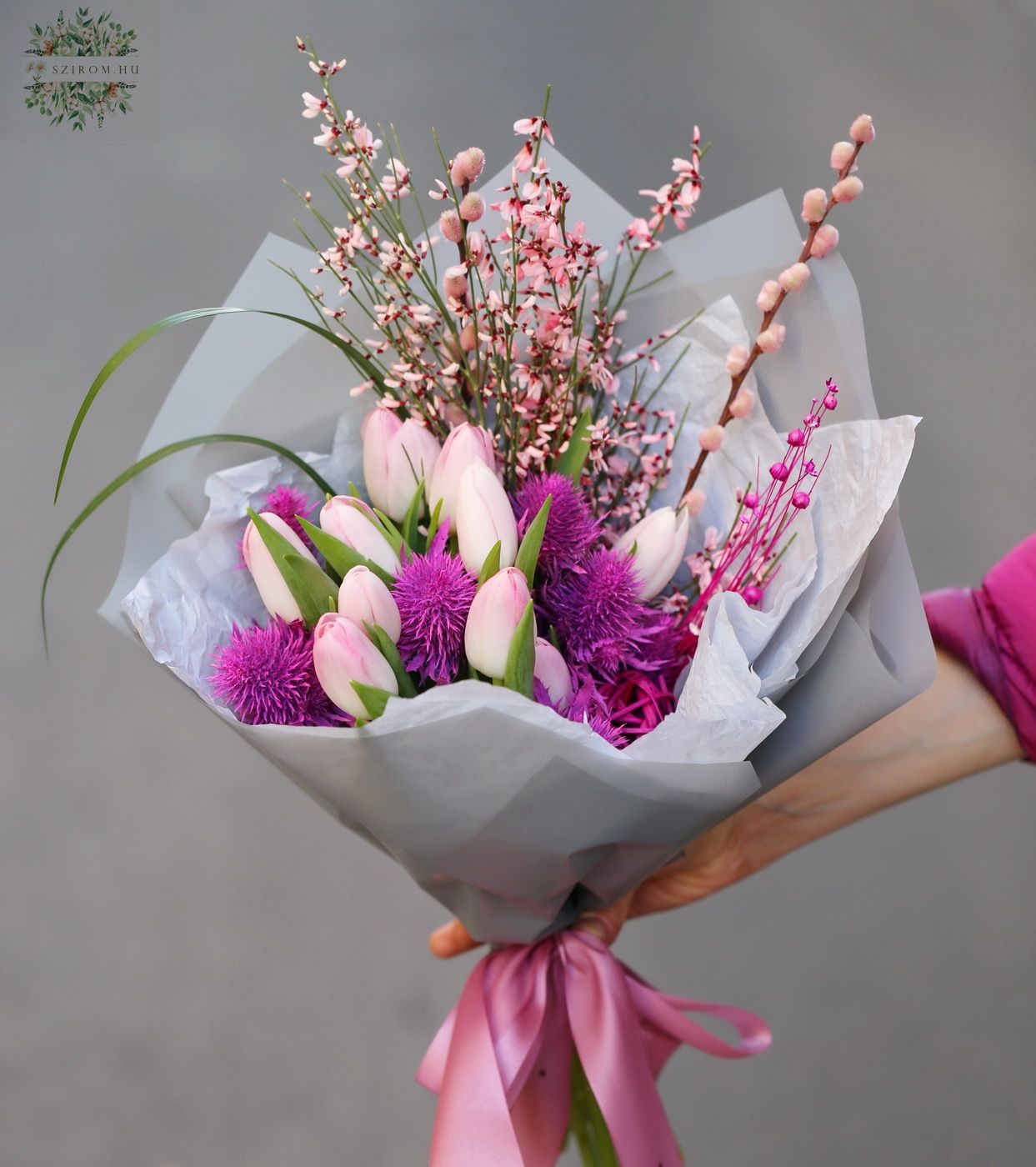 Blumenlieferung nach Budapest - Frühlings-Tulpenstrauß  (13 Stiele + kleine Blüten)