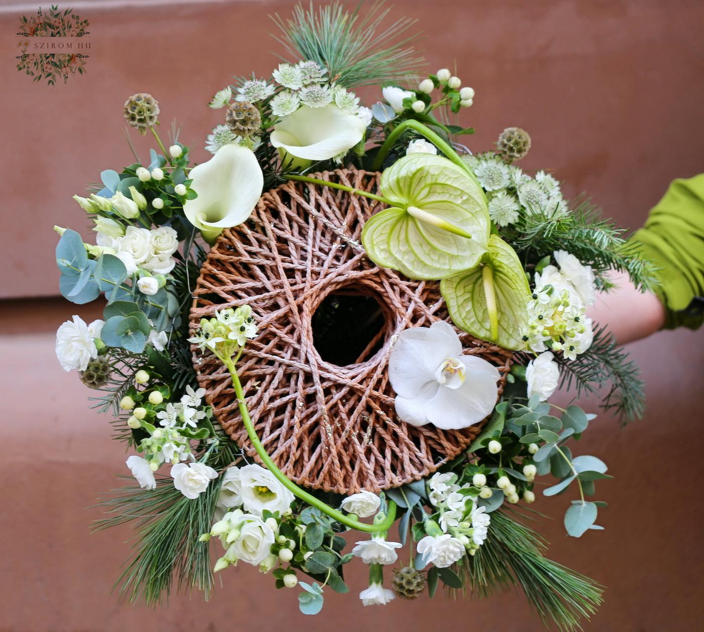 Blumenlieferung nach Budapest - Winterstrauß mit oderne Basis, mit Orchideen und weißen Blüten