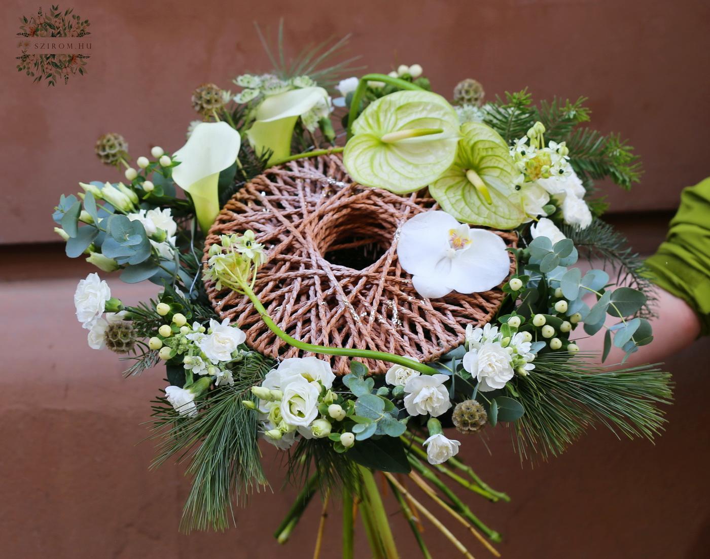 Blumenlieferung nach Budapest - Winterstrauß mit oderne Basis, mit Orchideen und weißen Blüten