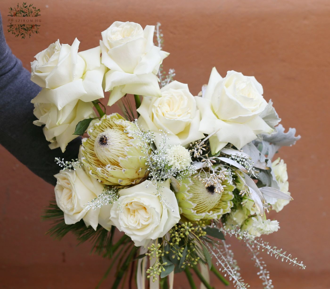 Blumenlieferung nach Budapest - Winterlicher Brautstrauß mit weißen, seidigen Proteen und Rosen