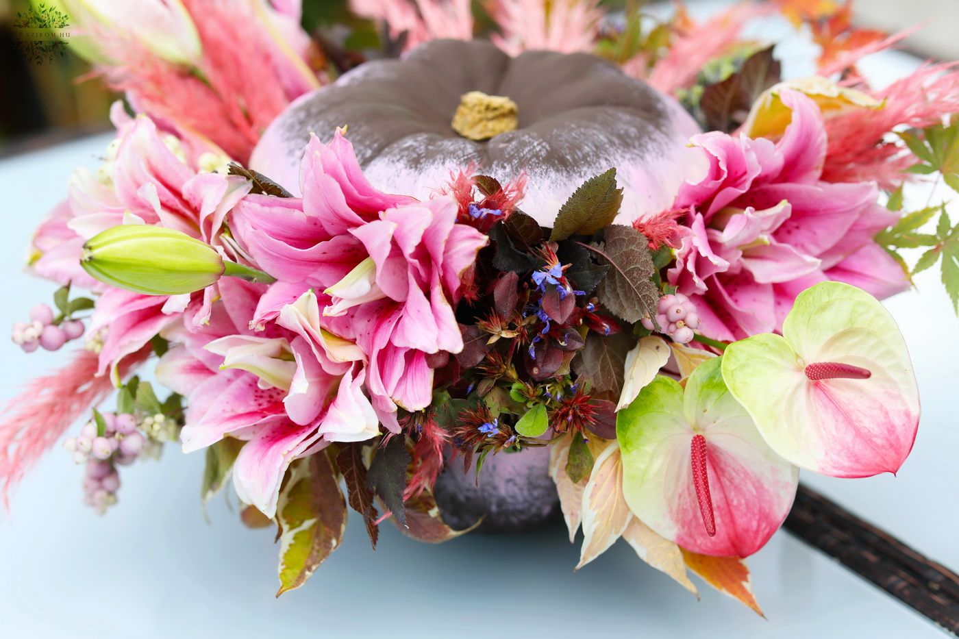 Blumenlieferung nach Budapest - Kürbis-Blumenstrauß mit Roselilien