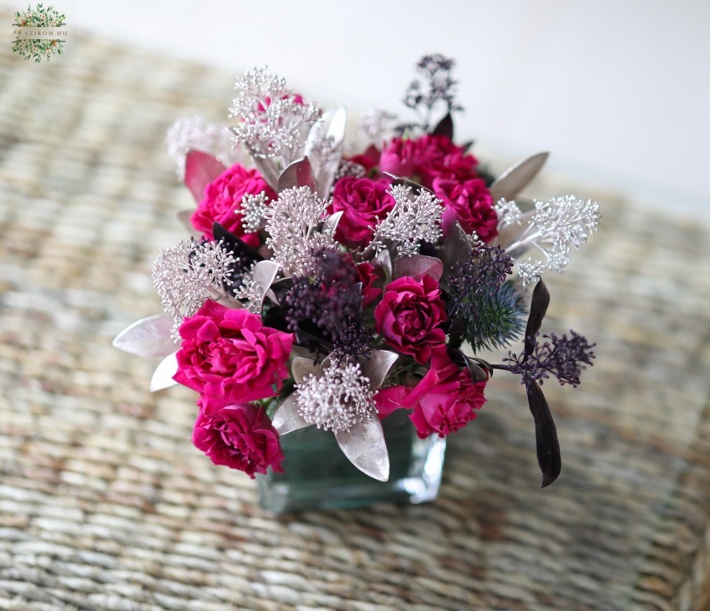 flower delivery Budapest - Glass cube with pink sprayroses, skimmias