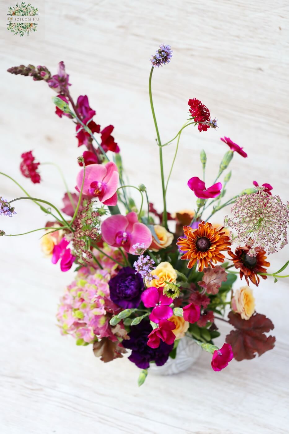 Blumenlieferung nach Budapest - Wildblumen und Orchideen in einer Keramiktopf