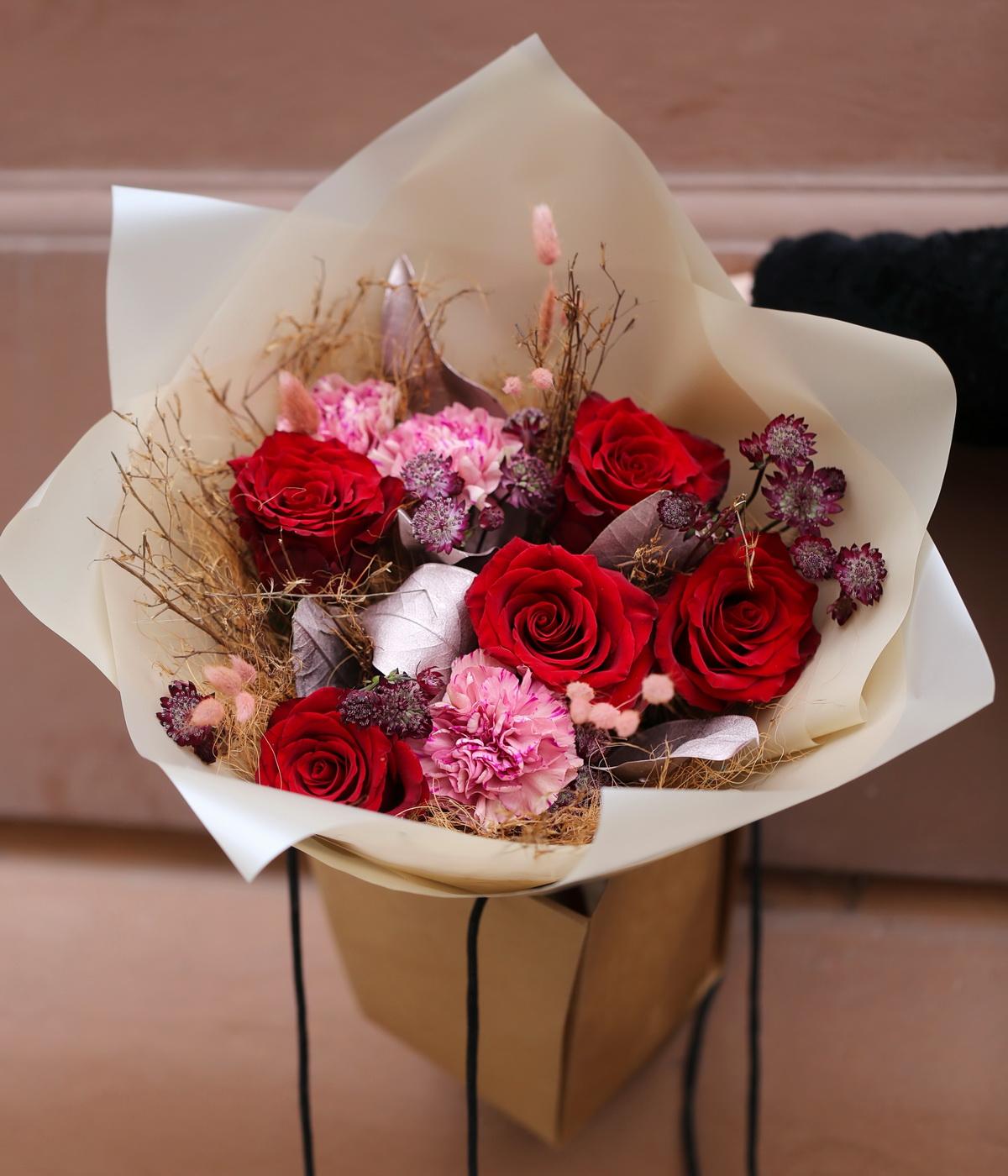flower delivery Budapest - Red rose bouquet in bag with water, in theme of the color of the year Mocha Mousse