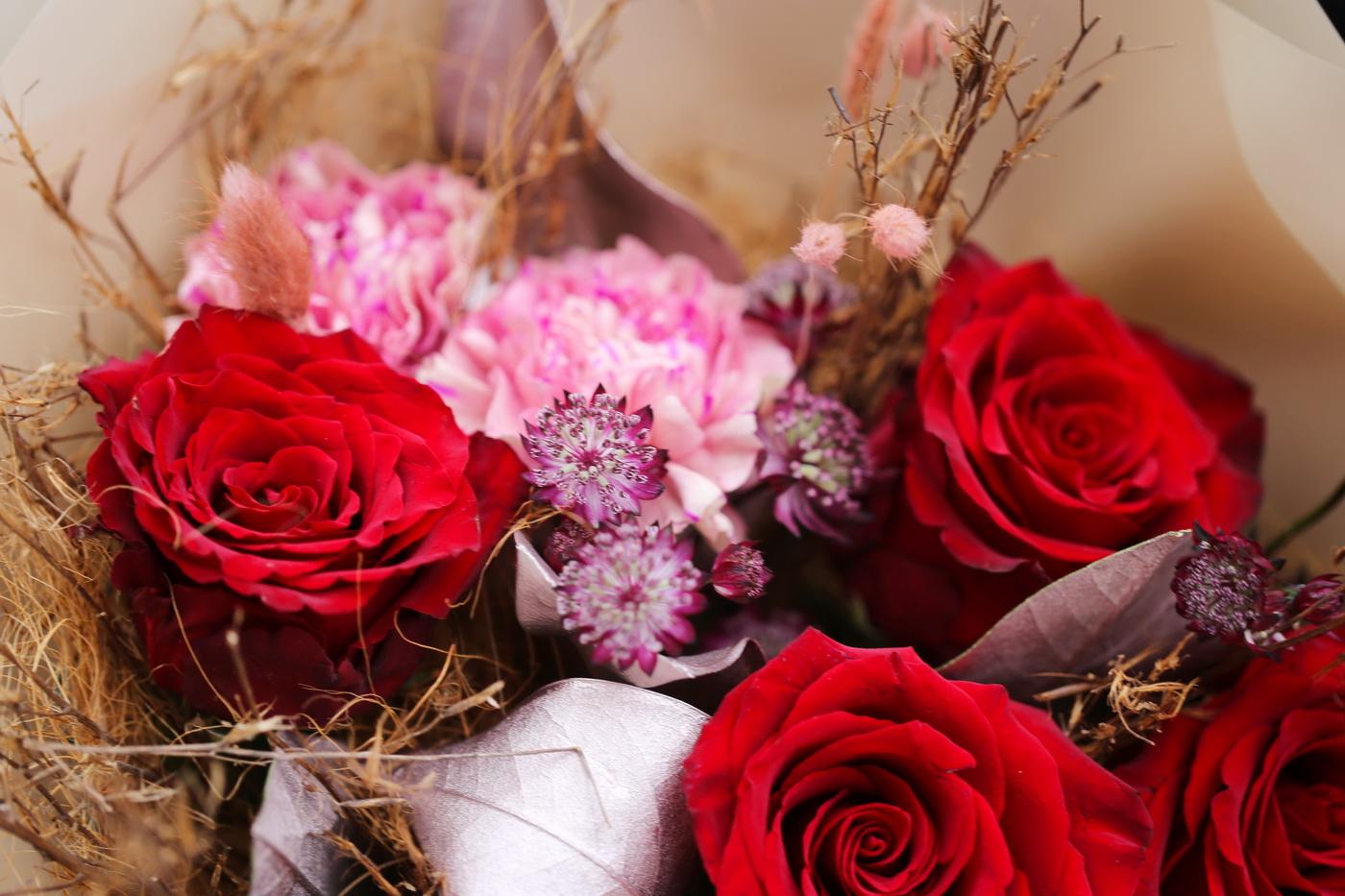 flower delivery Budapest - Red rose bouquet in bag with water, in theme of the color of the year Mocha Mousse