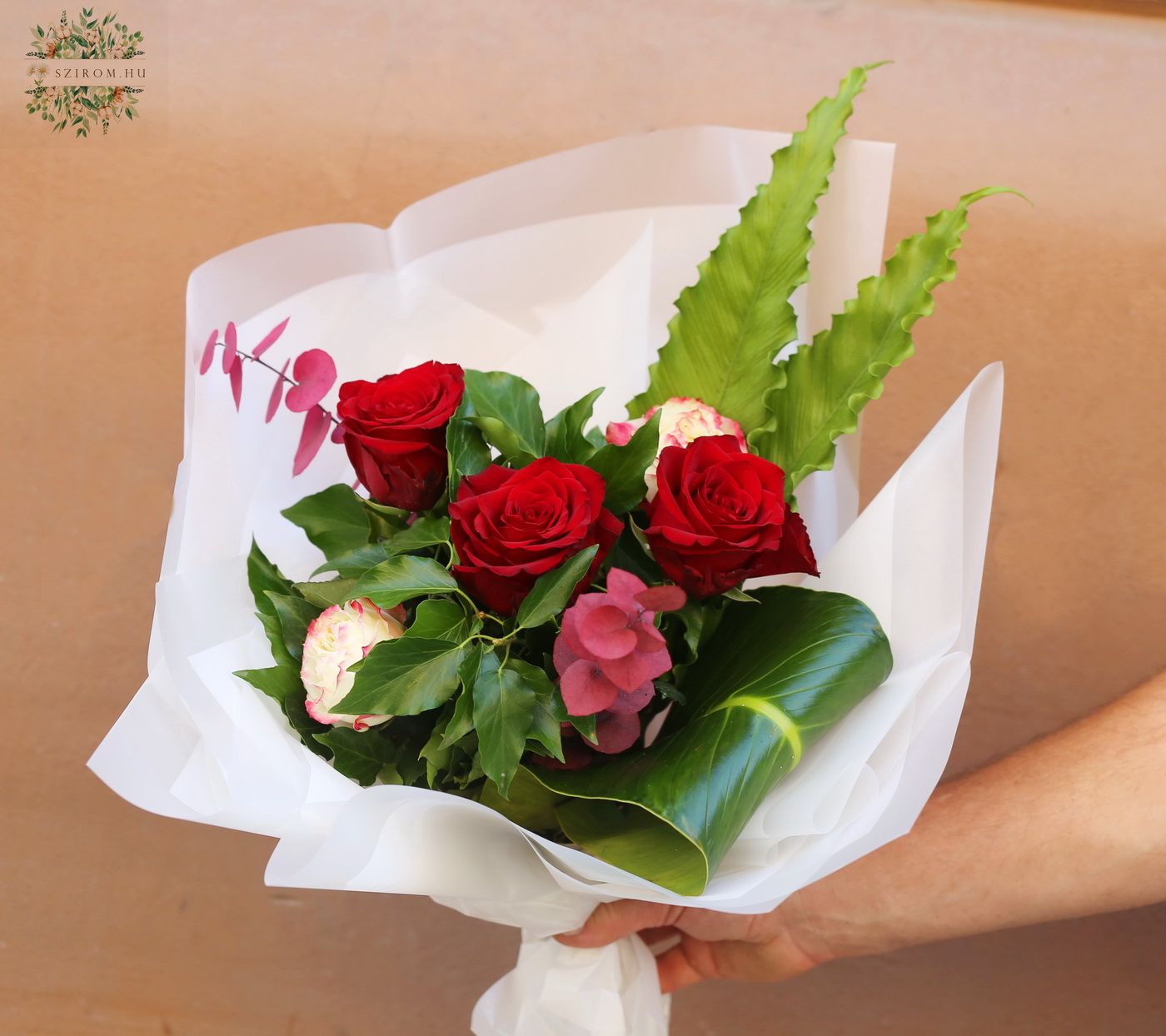 flower delivery Budapest - Red roses with bicolor english roses (5 stems)