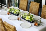 2 teilige Hochzeits- und Event-Tischdekoration, modern, luftig, mit kreuzenden Linien (Grün, Weiß, Rosa, Lisianthus, Calla)