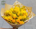 20 gelbe Rosen mit kleinen gelben Blüten