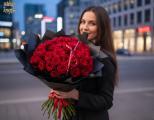 40 Rote Rosen mit Schwarze Papier - original product photo with AI background