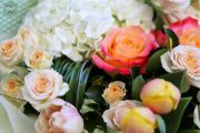 Zarter, pfirsichfarbener Frühlingsstrauß mit Tulpen, Rosen, Hortensien (14 Stiele)