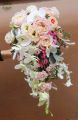 Tropfenförmiger Brautstrauß (Orchidee, Lisianthus, Englische Rose, Rosa, Pfirsich, Weiß, Budapest)