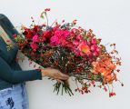 Fan bouquet with rosehips, spray roses, in color gradient
