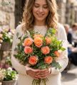 Blumenstrauss von 10 pfirsichfarbigen Rosen - original product photo with AI background