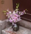 Dendróbium orchidea vázával és izgalmas kiegészítőkkel