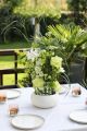 Elegáns fehér - zöld esküvői, rendezvény asztaldísz dupla szirmú liliommal (delphinium, liliom, ornithogalum, rózsa)