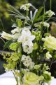 Elegáns fehér - zöld esküvői, rendezvény asztaldísz dupla szirmú liliommal (delphinium, liliom, ornithogalum, rózsa)