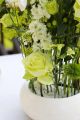 Elegáns fehér - zöld esküvői, rendezvény asztaldísz dupla szirmú liliommal (delphinium, liliom, ornithogalum, rózsa)