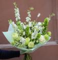 weiß-creme-grüner Strauß mit Rosen, Delphinium und kleinen Blumen (20 Stück)