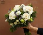 Winterlicher Brautstrauß aus weißen Rosen mit zurückgebogenen Blütenblättern