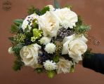 Winterlicher Brautstrauß aus weißen Rosen mit zurückgebogenen Blütenblättern