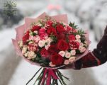 Gyönyörű átmenetes vörös harlequin rózsák bokros rózsákkal (38 szál)