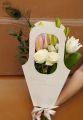 Tragbarer Taschenstrauß mit Lilien, Rosen, Pfauenfeder