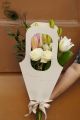 Tragbarer Taschenstrauß mit Lilien, Rosen, Pfauenfeder