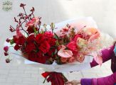 Bezaubernder, romantischer Halbmondstrauß mit Rosen