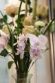 Orientalischer Rosenstrauß mit Orchideenstiel, Vase