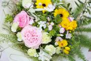 Runder Blumenstrauß mit grasigem Blumenstraußhalter, in sanften Farben (18 Stiele)