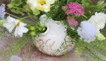 Kleine holländische Vase mit Sommerblumen