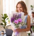 Kleine lila Sommer Strauss mit Delphinium, Orchidee - original product photo with AI background