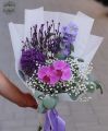 Kleine lila Sommer Strauss mit Delphinium, Orchidee - original product photo with AI background