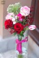 Femininer kleiner Rosenstrauß mit Zylindervase