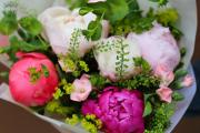 Small peony bouquet with small flowers (5+3 stems)