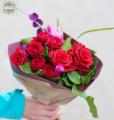 Kis vörös rózsa csokor bokros rózsával, tulipánnal (7 stems)