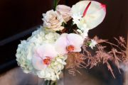 Légies csokor flamingó virággal, orchideával, henger vázával