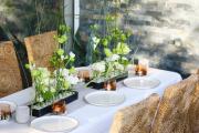 Luftig moderne Hochzeits-/Event-Tischdeko für lange Tafel 2 teilig (Grün, Weiß, Rose, Calla, Freesie, Lisianthus)