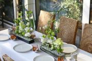 Luftig moderne Hochzeits-/Event-Tischdeko für lange Tafel 2 teilig (Grün, Weiß, Rose, Calla, Freesie, Lisianthus)